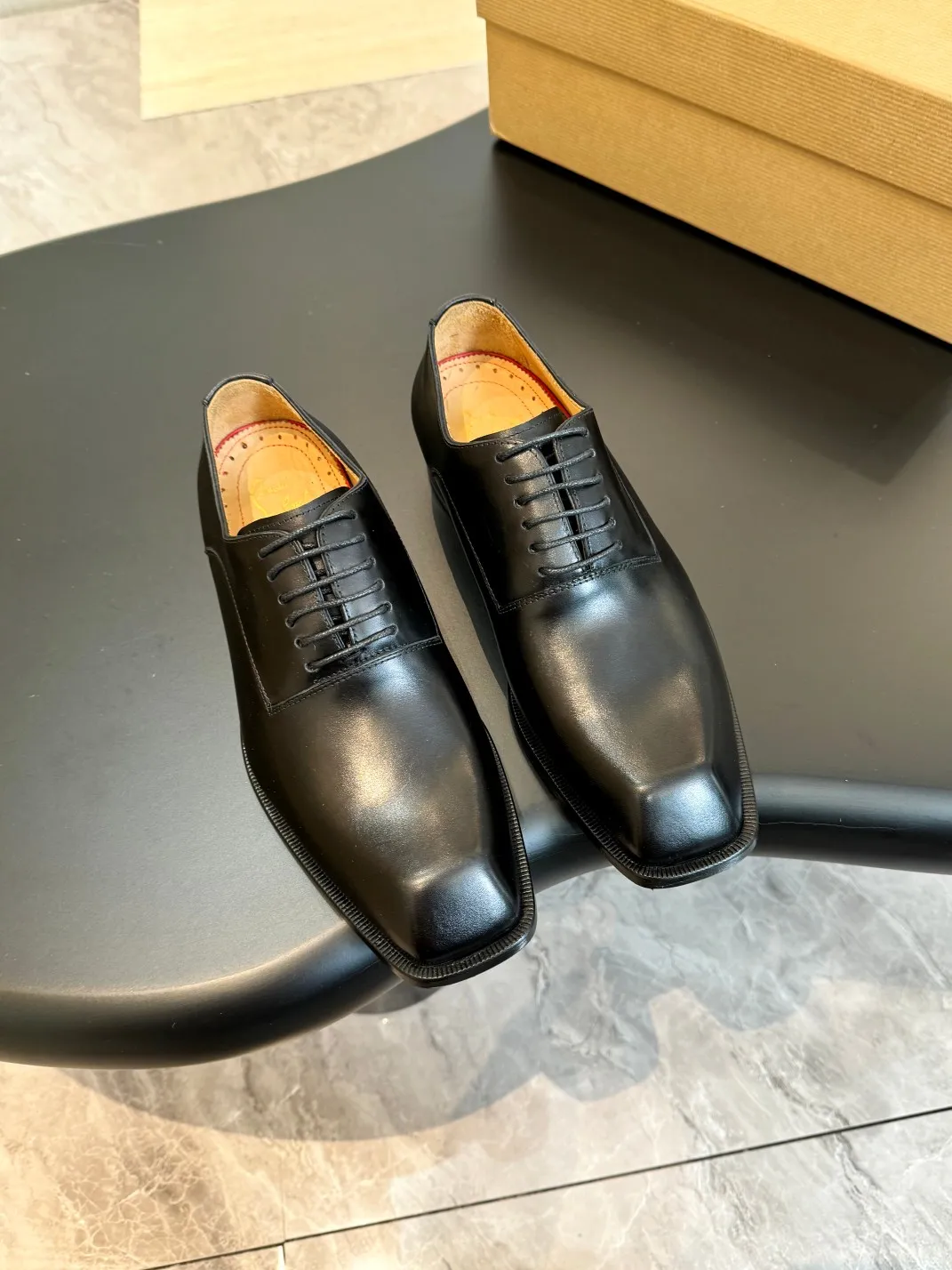 [CL red sole shoes] Top P: 1020💰 Size 39-44 (⚠️38.45.46.47 custom-made, non-returnable and non-exchangeable) 🆑High-end men's business formal leather shoes, original authentic top quality goods ••✅💯 Top original order purchasing agent! Original imported patterned cowhide ➕Imported cowhide lining ➕Cowhide feet ➕Original leather outsole~🉑️Feel free to compare the authentic ones!